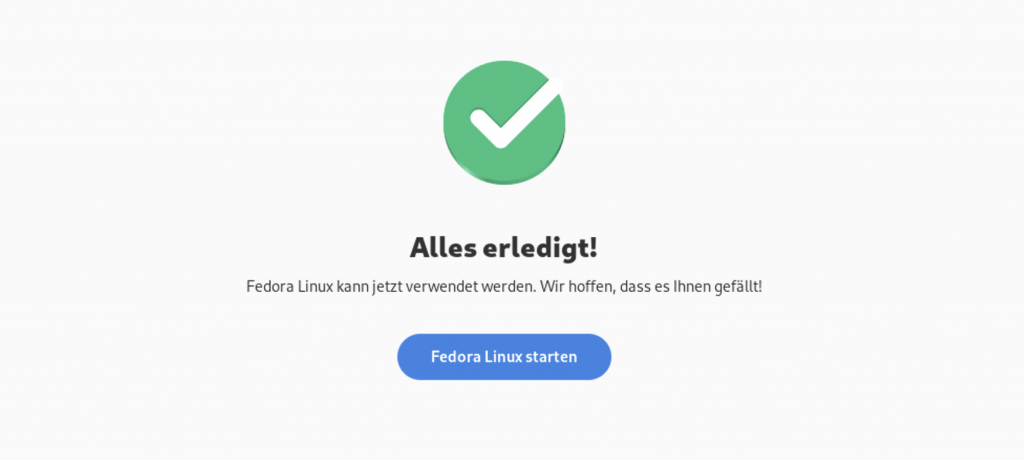 Screenshot: Einrichtungsassistent mit dem Schriftzug "Alles erledigt!", darüber ein Haken in einem grünen Kreis, darunter weiterer Text und ein Button "Fedora Linux starten".