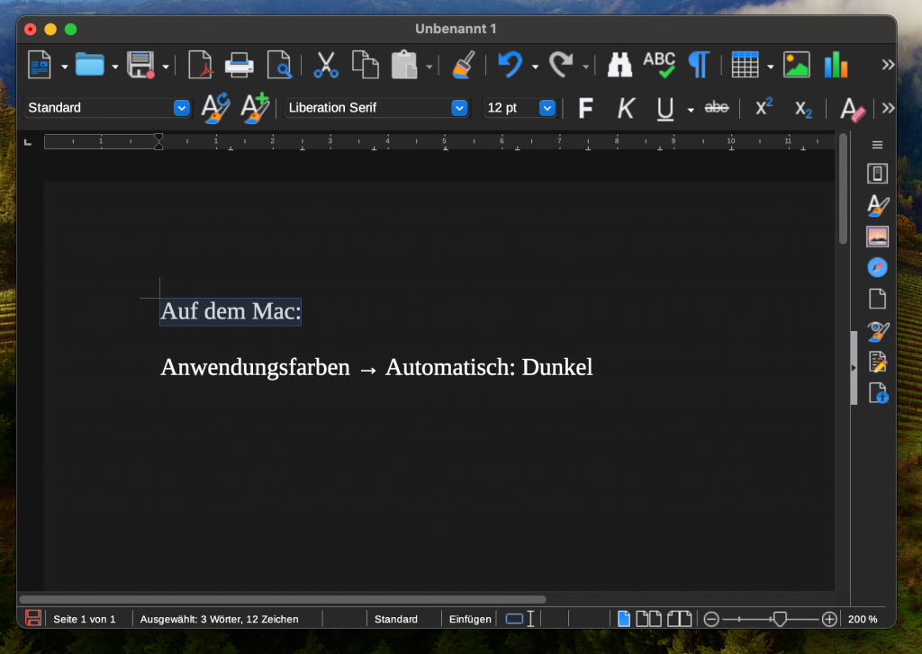LibreOffice Writer auf dem Mac im dunklen Modus: der Dokumentenhintergrund ist dunkel, die Symbole aber farbig.