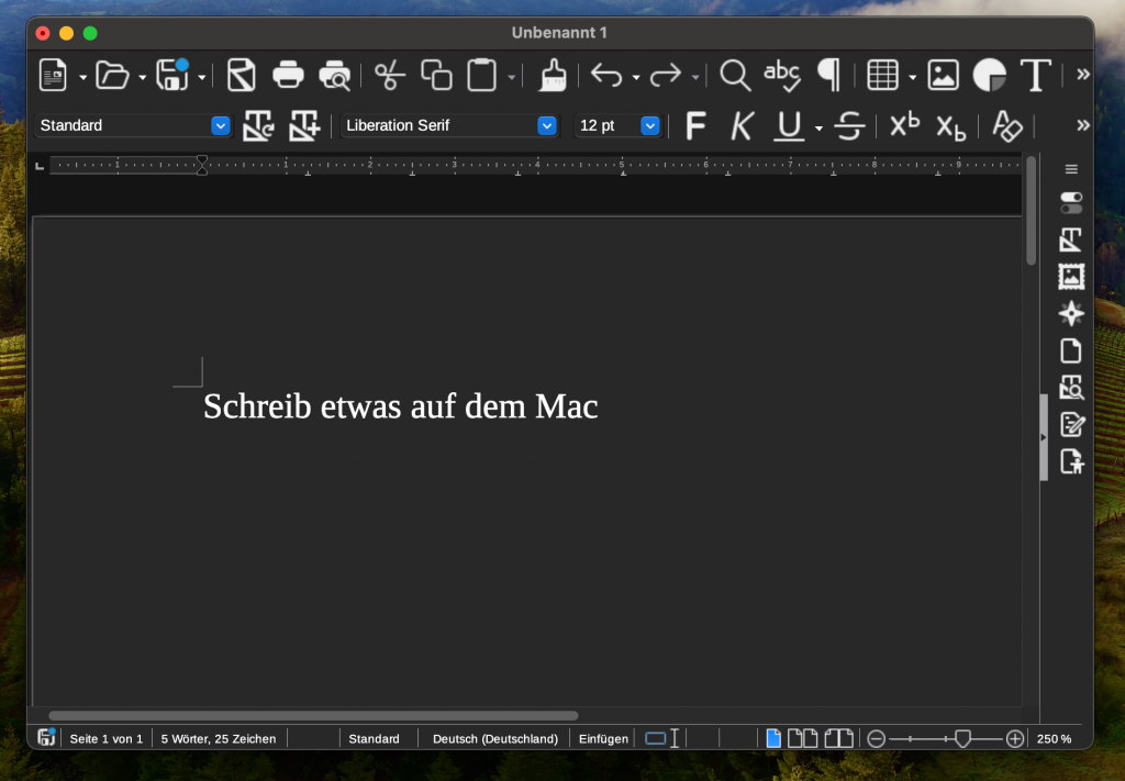 LibreOffice auf dem Mac: ein Fenster der Textverarbeitung mit hohem Kontrast: die Symbole in den Leisten sind einfarbig hell auf dunklem Hintergrund und auch der Dokumentenhintergrund ist dunkelgrau.