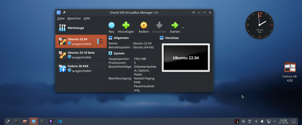 Ein Fenster des VirtualBox-Managers, links eine Liste mit bereits vorhandenen VMs, Ubuntu 22.04 ist ausgewählt und orange hervorgehoben. Im mittleren Bereich die Metadaten der ausgewählten VM, darüber eine Menüleiste mit großen Symbolen, rechts ein Vorschaufenster. Im Hintergrund der Desktop des Host-Betriebssystems (TuxedoOS mit KDE-Plasma Desktop).