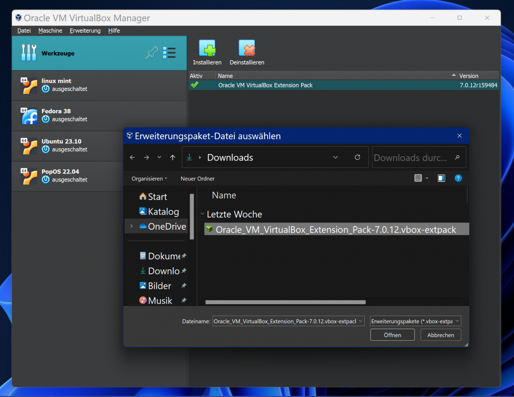Der VirtualBox Manager: das Menü "Werkzeuge" ist ausgewählt, im Hauptfenster ist die Zeile Extension Pack mit einem grünen Haken versehen. Darüber eingeblendet ein Explorer-Fenster mit geöffnetem Download-Ordner und der Extension Pack - Datei.